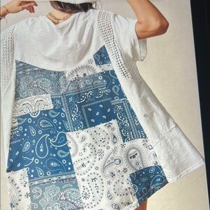 037 Elegant Blue and White Paisley Women's Tee